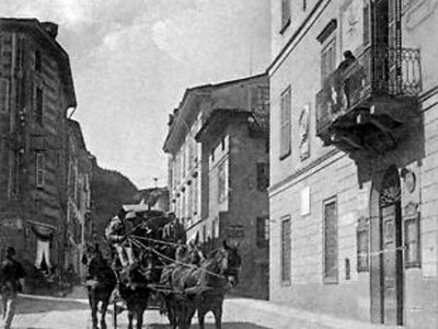 1890 circa. Diligenza postale in servizio sulla linea Brescia-Iseo-Edolo ripresa nella via centrale di Breno.