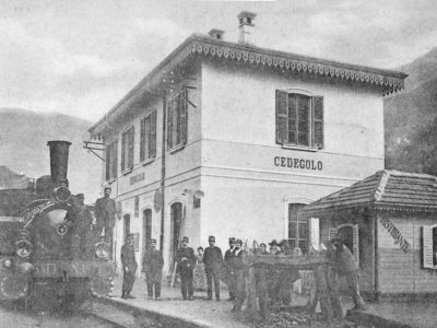 1910 circa. Tutti in posa in stazione di Cedegolo insieme alla locomotiva n.1 e al treno viaggiatori che ha trainato da Edolo.