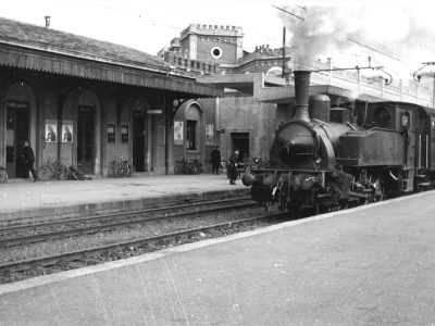 Locomotiva n.1 fumante in partenza dalla stazione di Brescia nel 1958. Sul retro è ben evidente la struttura della stazione riconoscibile ancora oggi.
