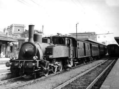 Locomotiva al traino di un treno passeggeri in partenza per Iseo dalla stazione di Brescia verso il 1959.