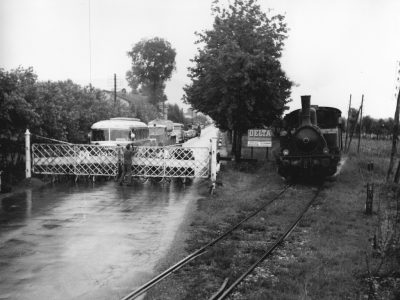 1960. La locomotiva n.1 al traino di un treno viaggiatori in transito al passaggio a livello all’altezza della SS.11 Padana Superiore a Castegnato. Fu uno degli ultimi viaggi della locomotiva prima di essere accantonata e poi ceduta al Club Fermodellistico Bresciano.