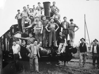 1960 circa. Locomotiva con folto gruppo di persone in posa in località ignota.