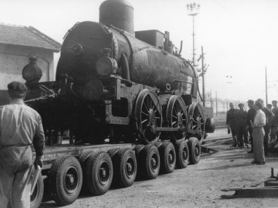 7 settembre 1961. La locomotiva n.1 ormai finalmente caricata sul rimorchio, si appresta ad intraprendere il suo ultimo viaggio sul Colle Cidneo.