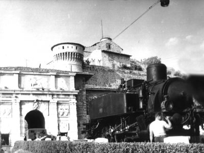 7 settembre 1961. La n.1 è finalmente sul ponte levatoio e si accinge a varcare la soglia del Castello e ad affrontare la fase forse più delicata del viaggio: l’ultima curva prima di giungere al piazzale interno.