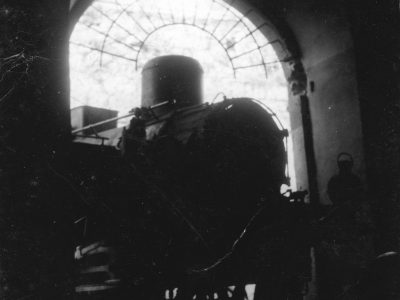 7 settembre 1961. Il difficilissimo passaggio della locomotiva nell’androne che immette nel Castello…manca davvero pochissimo!