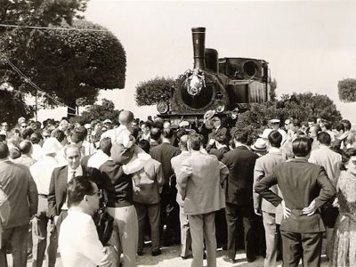 17 settembre 1961. Finalmente il giorno dell’inaugurazione del primo monumento italiano alla locomotiva a vapore: la n.1 della S.N.F.T. Il piazzale del Castello è gremito di bresciani accorsi per il grande evento.