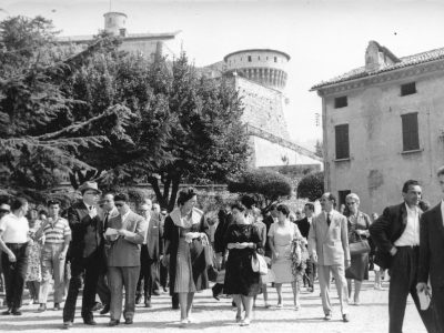 17 settembre 1961. La signorina Dada Bruneri (al centro con abito scuro e borsa bianca), a cui va il merito dell’iniziativa, con alcuni ospiti del ricevimento per l’inaugurazione del monumento.