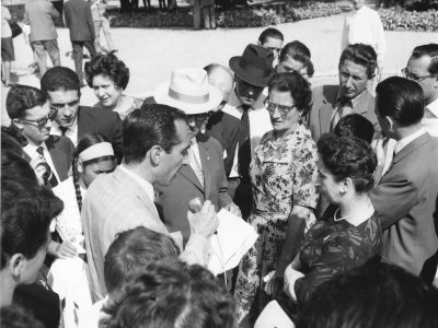 17 settembre 1961. La signorina Dada Bruneri (in basso a destra) intrattiene alcuni ospiti del ricevimento, e presumibilmente risponde ad alcune domande postele da un intervistatore dotato di microfono.