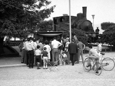 Un chiostro posizionato davanti alla locomotiva n.1