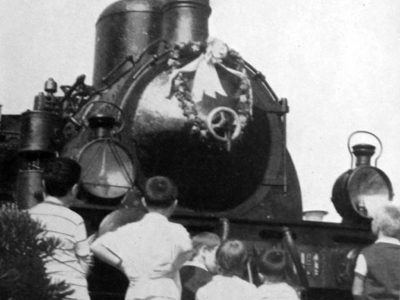 1961. Bambini in ammirazione davanti al nuovo monumento alla locomotiva da poco inaugurato.