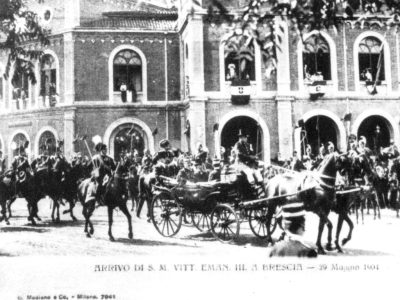 29 Maggio 1904. Il Re Vittorio Emanuele III in carrozza fuori dalla stazione di Brescia, di cui si riconosce benissimo l’architettura.