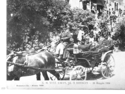 29 Maggio 1904. Il Re Vittorio Emanuele III in carrozza, mentre scende dal Colle Cidneo salutato calorosamente dalla popolazione.