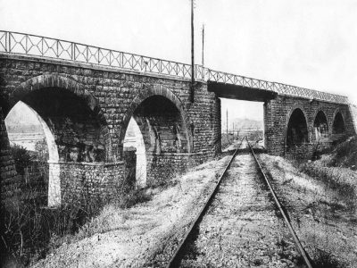 Inizio Anni Trenta. Incrocio delle linee ferroviarie Brescia – Iseo sotto il viadotto di Provaglio.