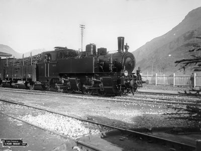 1930. La N.1 alla stazione di Pisogne alla guida di un convoglio merci con macchinisti in posa.
