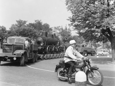 1961. La N.1 è in viaggio verso il Castello (si riconosce la curva che porta all’ultima salita), caricata sul poderoso rimorchio e scortata dai vigili urbani della città.