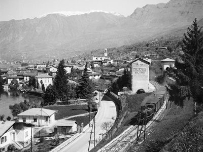 1950. La N.1 “sfreccia” lungo la ferrovia Iseo-Edolo all’altezza di Sulzano.