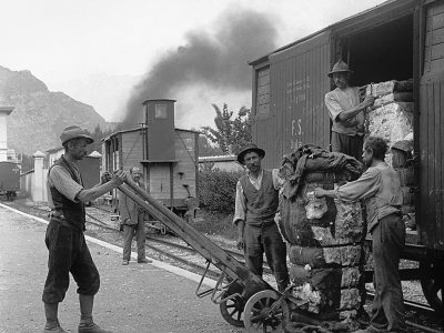 1910. Operai del cotonificio Turati di Cogno che caricano il cotone sul treno merci diretto a Iseo.
