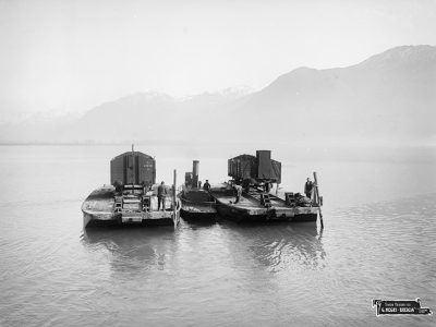 1908. Chiatte in navigazione sul lago d’Iseo cariche di vagoni merci.