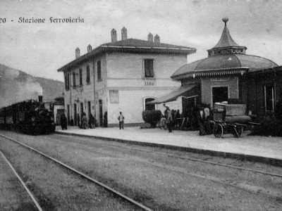 Cartolina della Stazione ferroviaria di Iseo, divenuta dagli Anni Venti di cruciale importanza in seguito all’apertura della linea verso Edolo e Rovato.
