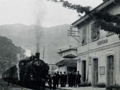 Locomotiva al traino di un treno viaggiatori in partenza alla stazione di Cedegolo diretto a Brescia.